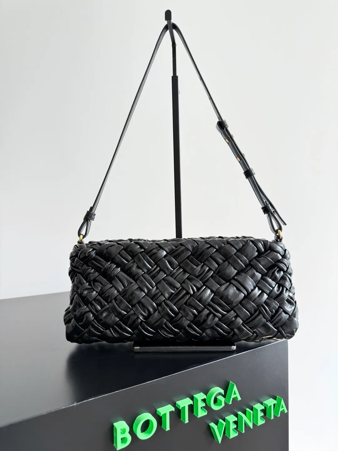 Batch 2560 BottegaVeneta's latest Kalimero cha cha fashionable chacha woven handbag, a solid product! This is really not easy to make. The oil-waxed cowhide used requires craftsmen with more than 10 years of experience to produce the effect. The hand-knitting process is very difficult and time-consuming. It is a very heavy-duty product. It has a unique texture and is worth buying. The length of the shoulder straps is also perfectly adjustable. Style number: 785780 Size: 28.5*15*6cm